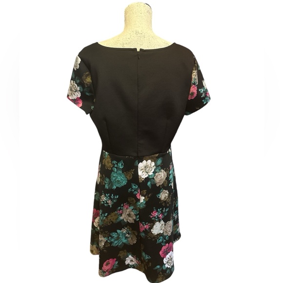 ELLE - Black Floral Fit & Flare Dress (Size 16) - Picture 2 of 4